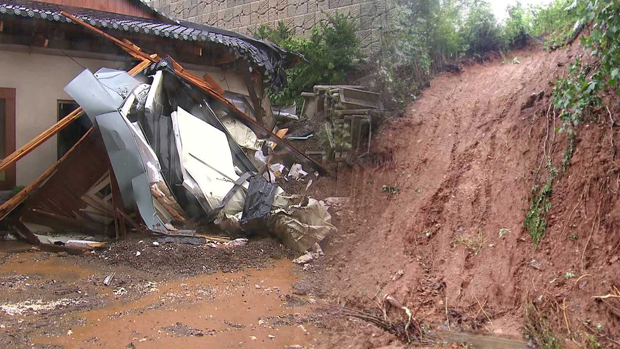 계속되는 폭우에 붕괴 피해 속출…수도권 산사태 위기경보 ‘심각’