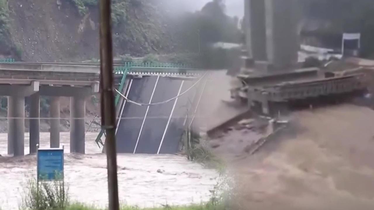 중국, 폭우에 교량 붕괴…12명 사망·31 명 실종
