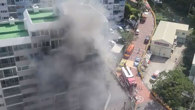 부산 사하구 아파트서 불…2명 중경상·18명 대피