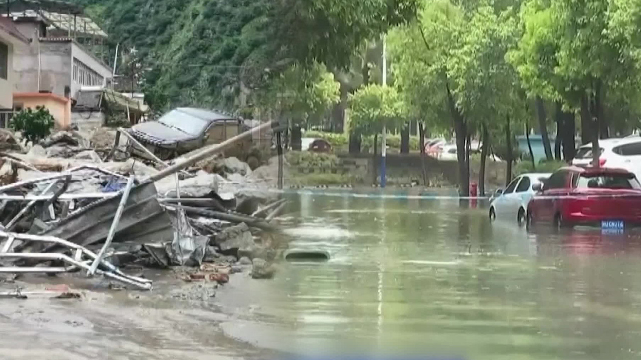 산사태로 고속도로 ‘와르르’…중국은 폭우로 몸살