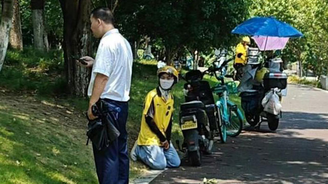 중국서 경비, 배달원 무릎 꿇리자…동료 수백 명 항의 시위