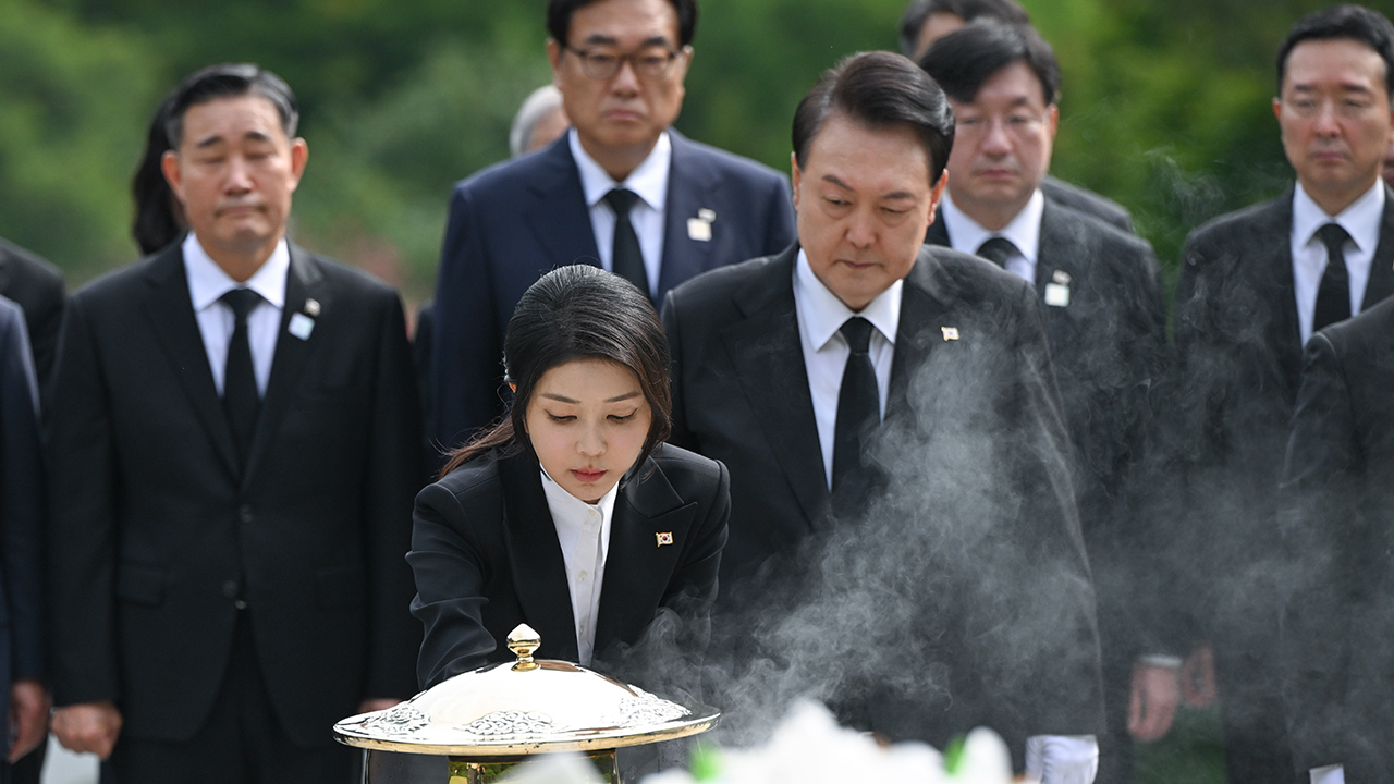 윤 대통령, 육영수 여사 서거 50주기 맞아 참배