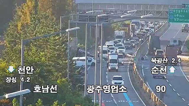 고속도로서 화물차에 실린 콘크리트 기둥 떨어져 3명 다쳐