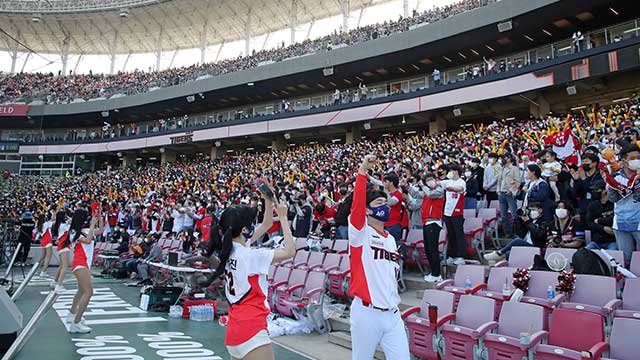 “무심한 ‘삐끼삐끼 춤’ 틱톡 사로잡다”…NYT, KBO 치어리더 조명