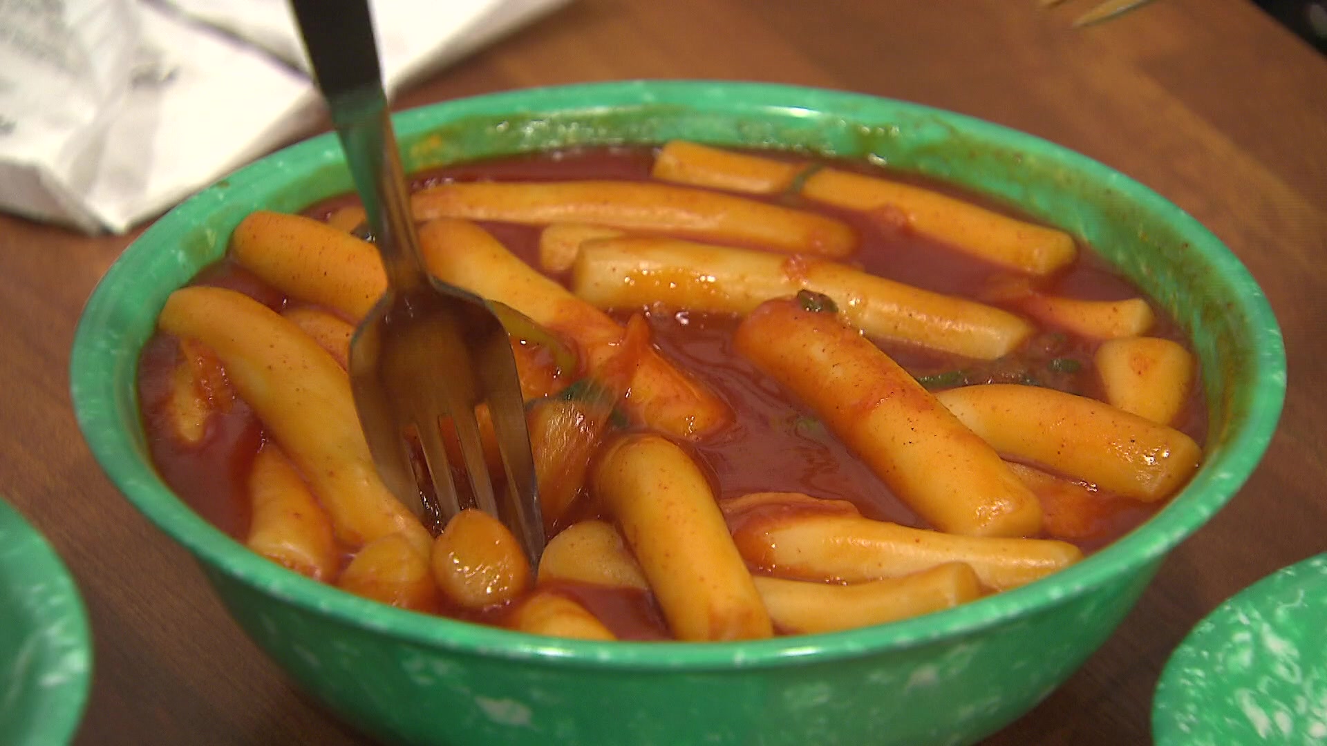 [이슈픽] “낯설지만 맛있다” 국민간식 ‘떡볶이’ 해외서 인기