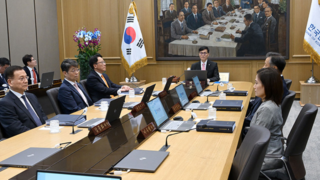 금통위원들 “집값·가계대출 불안에 금리 못 내려”…일부 인상 필요성도 언급