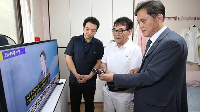 김태규 방통위원장 대행, 시청각장애인 TV 보급 현장 방문