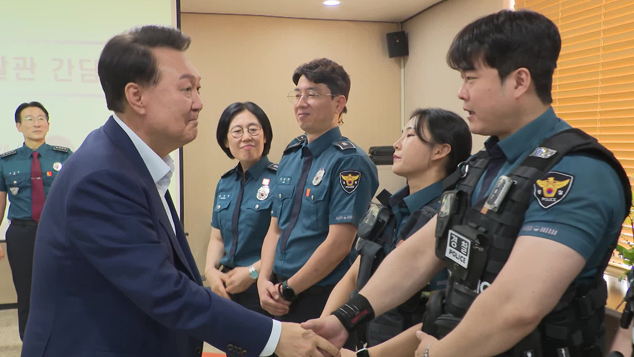 윤 대통령, 경찰관·소방대원 격려…“제복 입은 영웅들에게 정당한 보상”