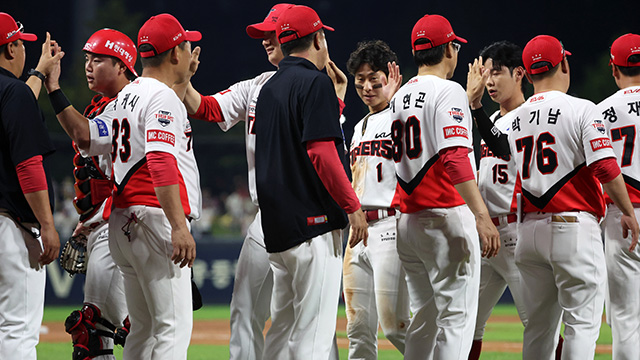 KIA, 정규리그 1위 확정…막강 타선과 80년대생 감독의 힘