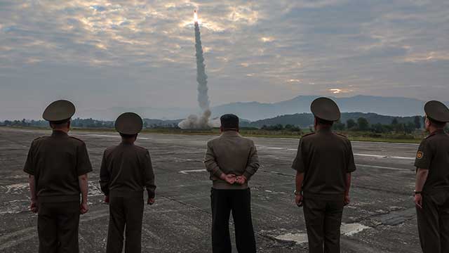 통일부 “김정은 참관 미사일 실험, 대외 매체만 보도…이례적”