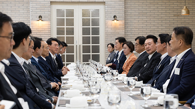 윤 대통령 “국익 우선 국감 돼야…우리 숫자 적지만 일당백 각오로 임하길”