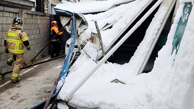 인천, 폭설 피해 197건 접수…지붕 무너지고 나무 부러져