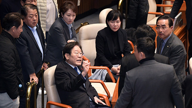 [속보] 민주당 “군, 이재명 대표실 난입…체포·구금 시도 확인”