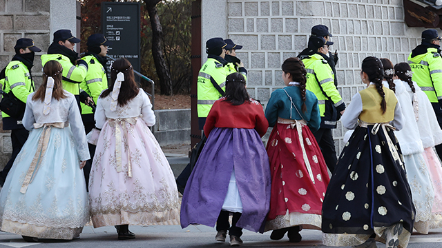 계엄 사태에 외국인 관광객들 “밤새 본국서 안부 문자 받아”