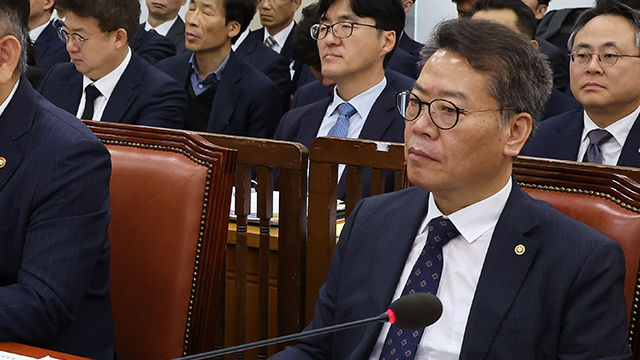 선관위 “계엄군, 당직자 휴대전화 압수…3시간20여분 청사 점거”