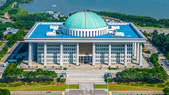 [속보] 야당 의원들, 국회 본청 입구에서 스크럼 짜고 대기