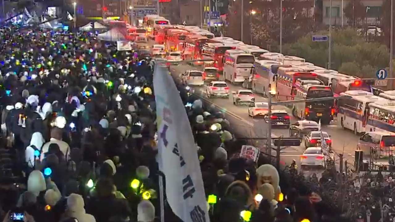 [특보] ‘상경 버스’ 국회 주변 집결하기도…“탄핵 가결 한마음·한뜻”