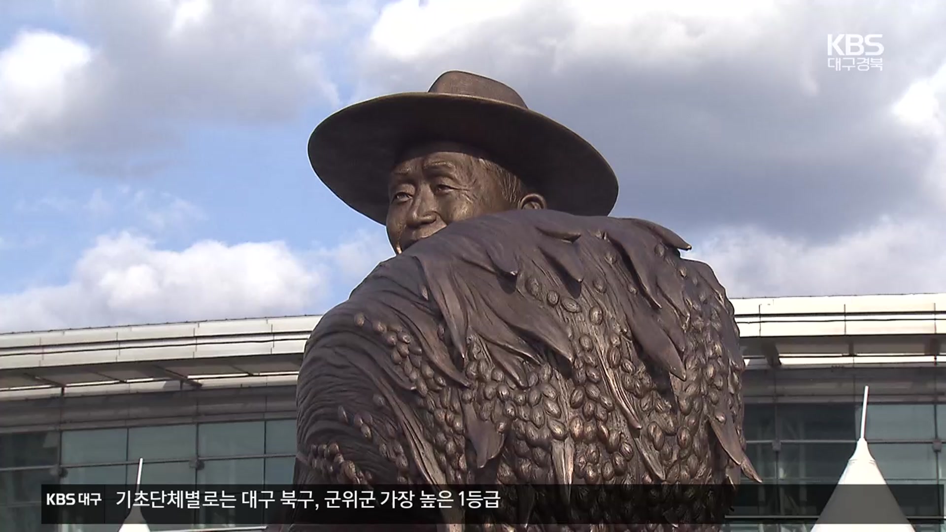 논란의 ‘박정희 동상’ 제막…“독재자 우상화” 반발