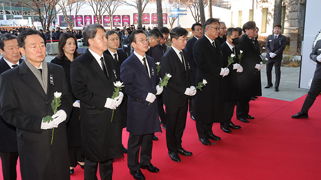 대통령실 참모진, 제주항공 참사 희생자 합동분향소 조문