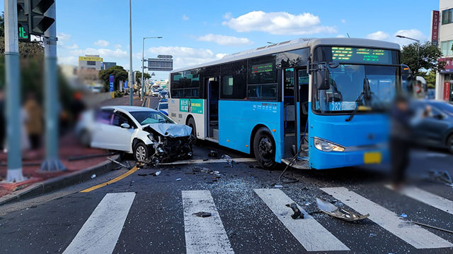 제주서 버스·승용차 충돌…3명 경상