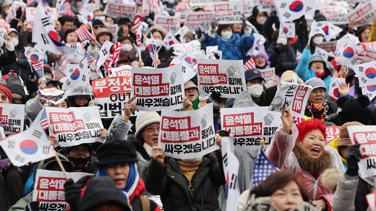 외신이 본 한국 정치 “음모론·분열·‘오겜’ 현실판”