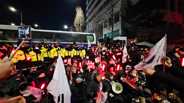 경찰, 윤 대통령 지지자 연좌농성 강제해산…관저입구 진입로 확보