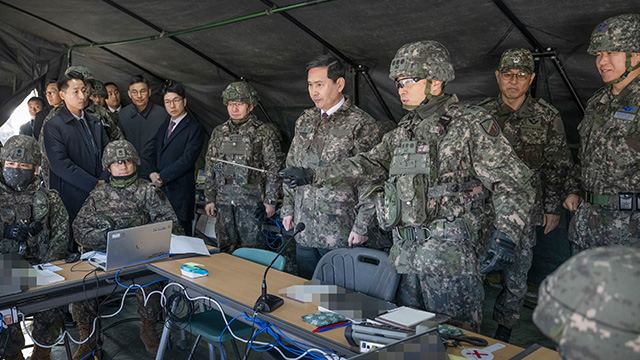 국방장관 대행 “적엔 두려움, 국민엔 신뢰”…혹한기 실사격 훈련 시찰