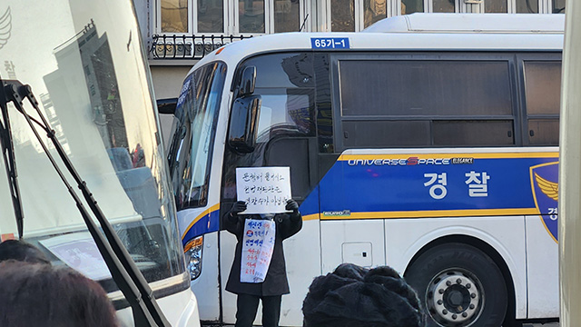 ‘헌재 폭동 모의’ 포착 후 첫 ‘윤 탄핵심판’…삼엄한 경비