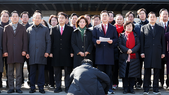 ​헌재 항의 방문 국민의힘 의원들…“길거리 잡범 판결도 이렇게 안 해”​