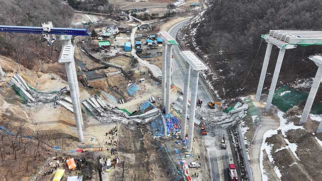 ‘고속도로 교각 붕괴 사고’…국토부 “유사 공법 건설현장 공사 중지”