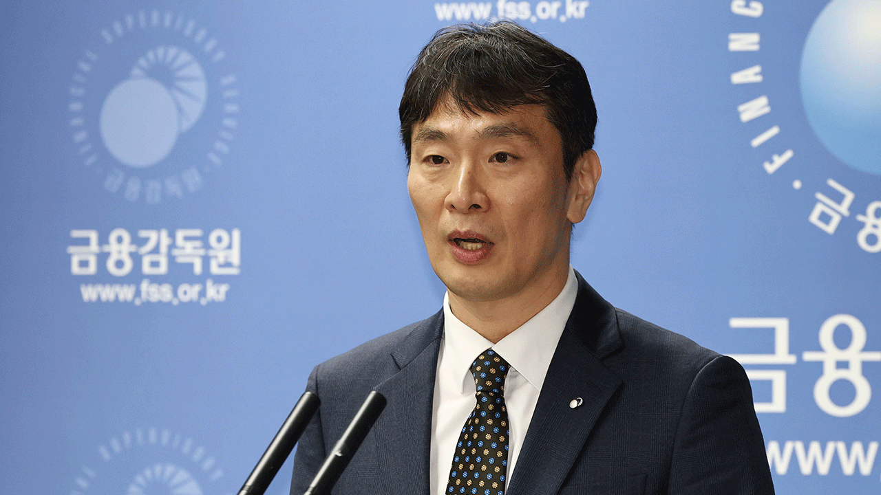 “상법 개정 필요, 공개토론 하자” 금감원장 튀는 행보