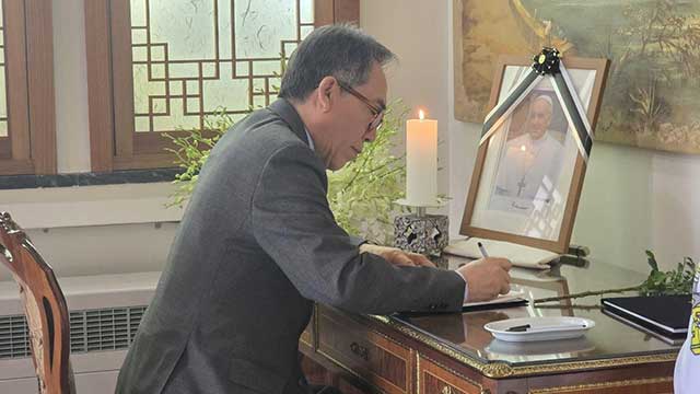 외교장관, 교황 분향소 조문…“한반도 평화 위한 기도로 희망주셨다”