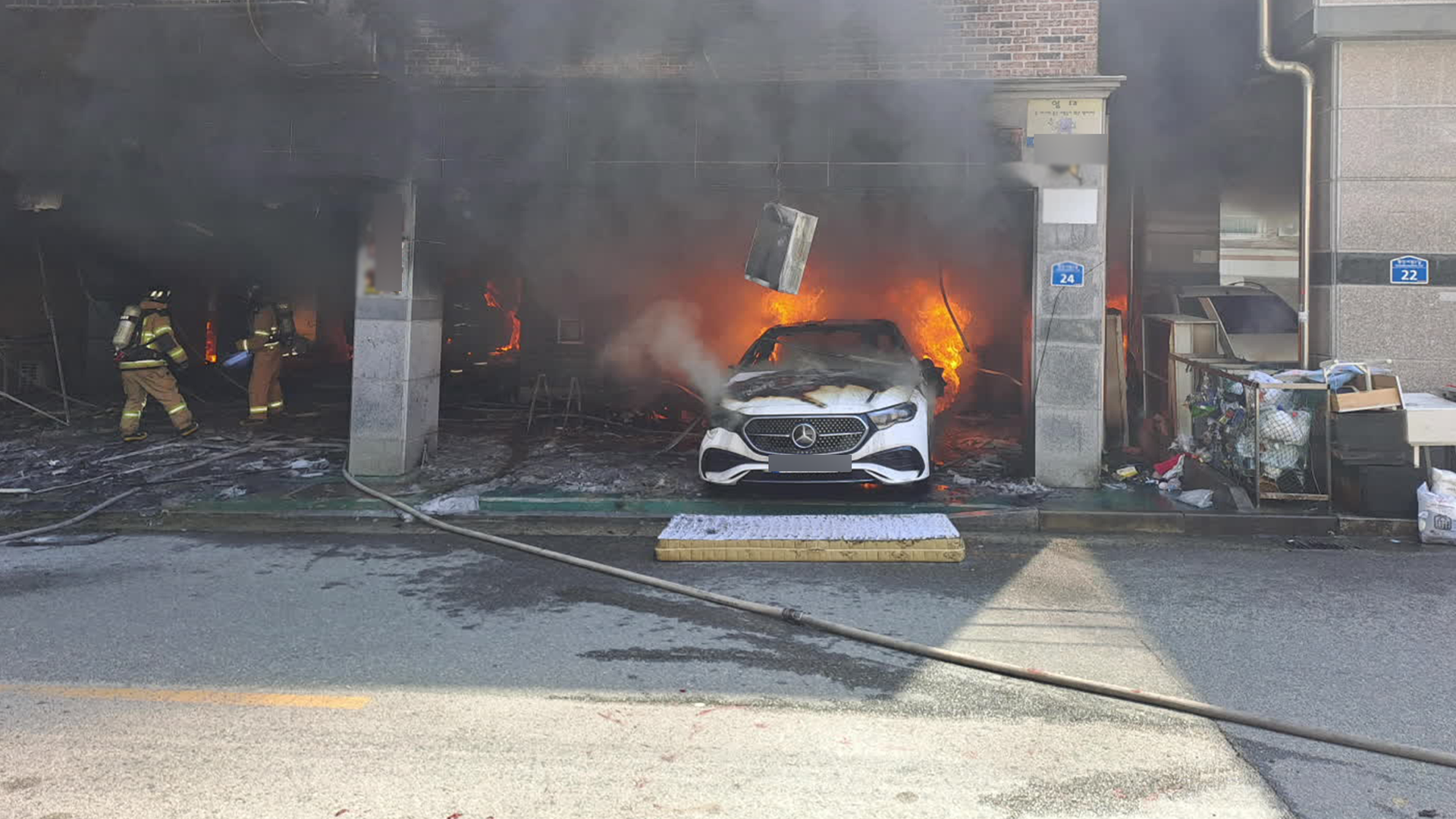 전주 다가구주택 주차장 화재…경찰, 방화 혐의 조사