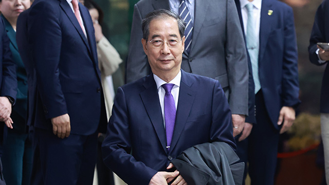 한덕수 “무거운 각오로 공직 떠나”…50년 공직생활 마치고 자택으로