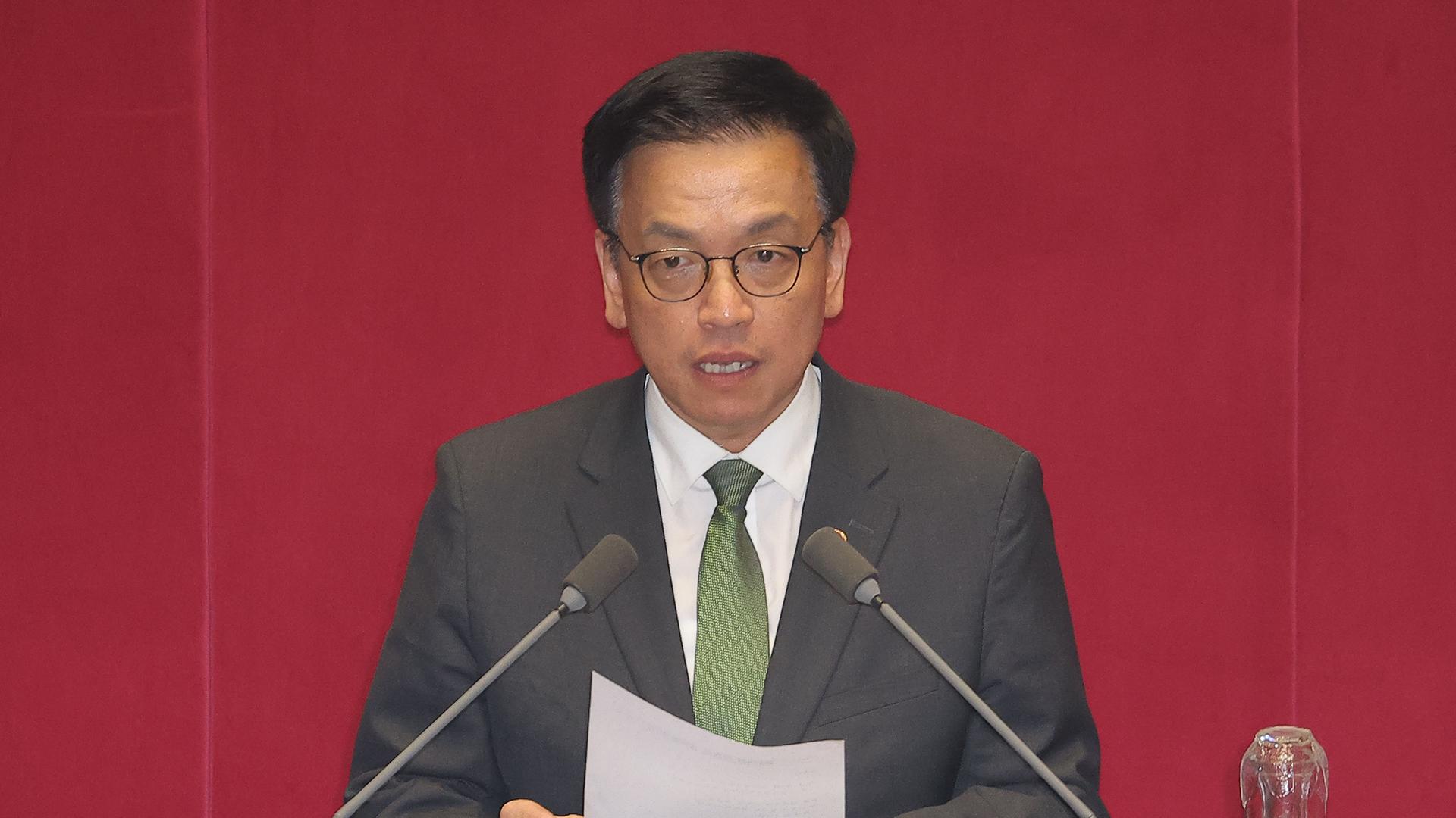 갑작스런 탄핵소추안 상정…표결 앞두고 최상목 사퇴