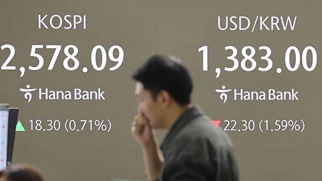 원·달러 환율 1,380원 개장…<br>6개월 만에 최저 기사 이미지