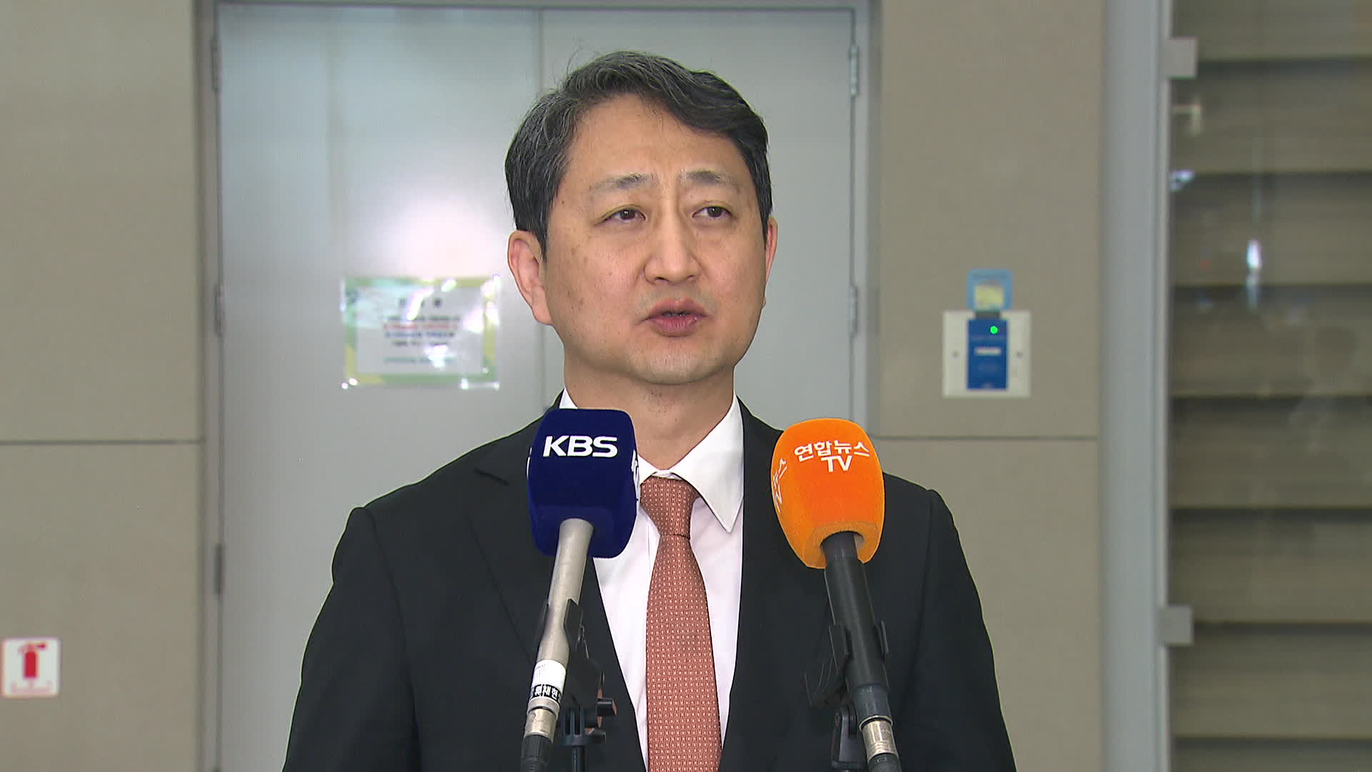 “체코 정부도 예상 못 한 듯…원전 계약은 승인”