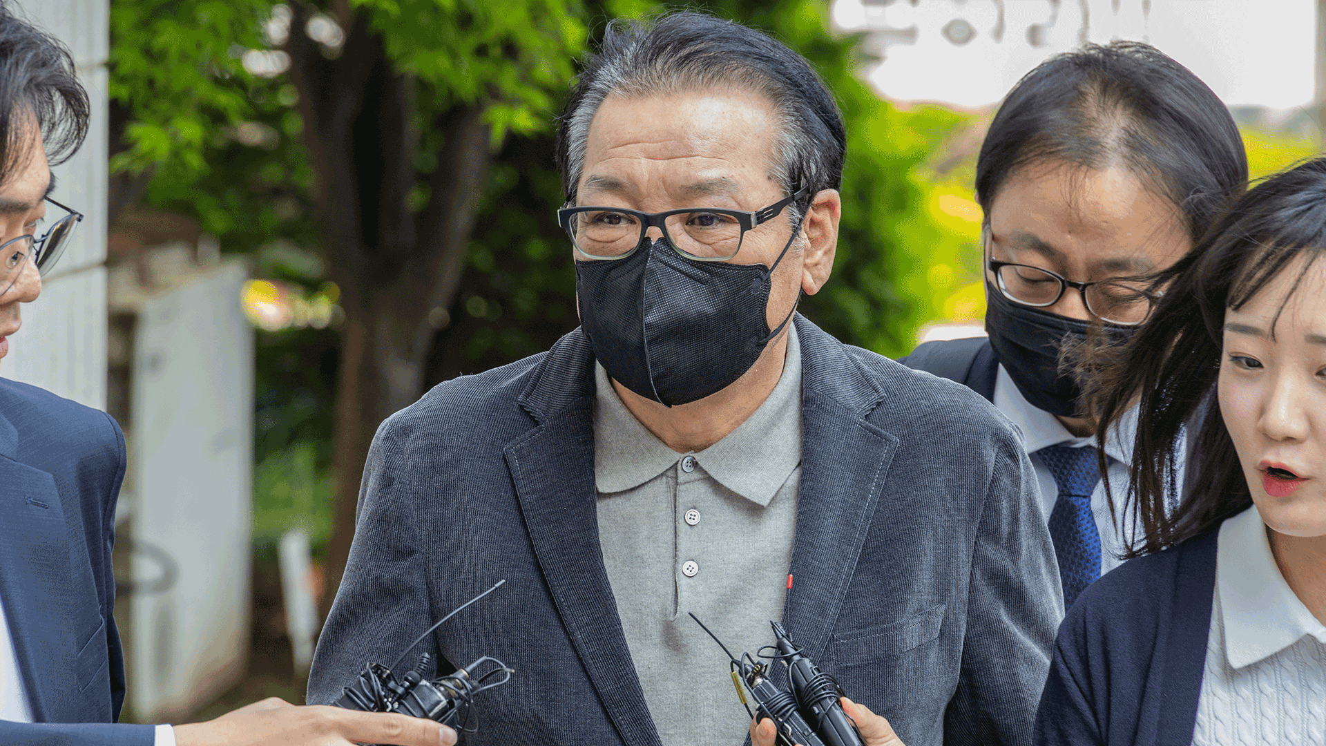 ‘정치자금법 위반’ 건진법사 법정 출석…청탁 의혹엔 ‘침묵’