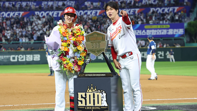 최정, 프로야구 첫 500홈런 대기록…SSG도 NC에 짜릿한 역전승