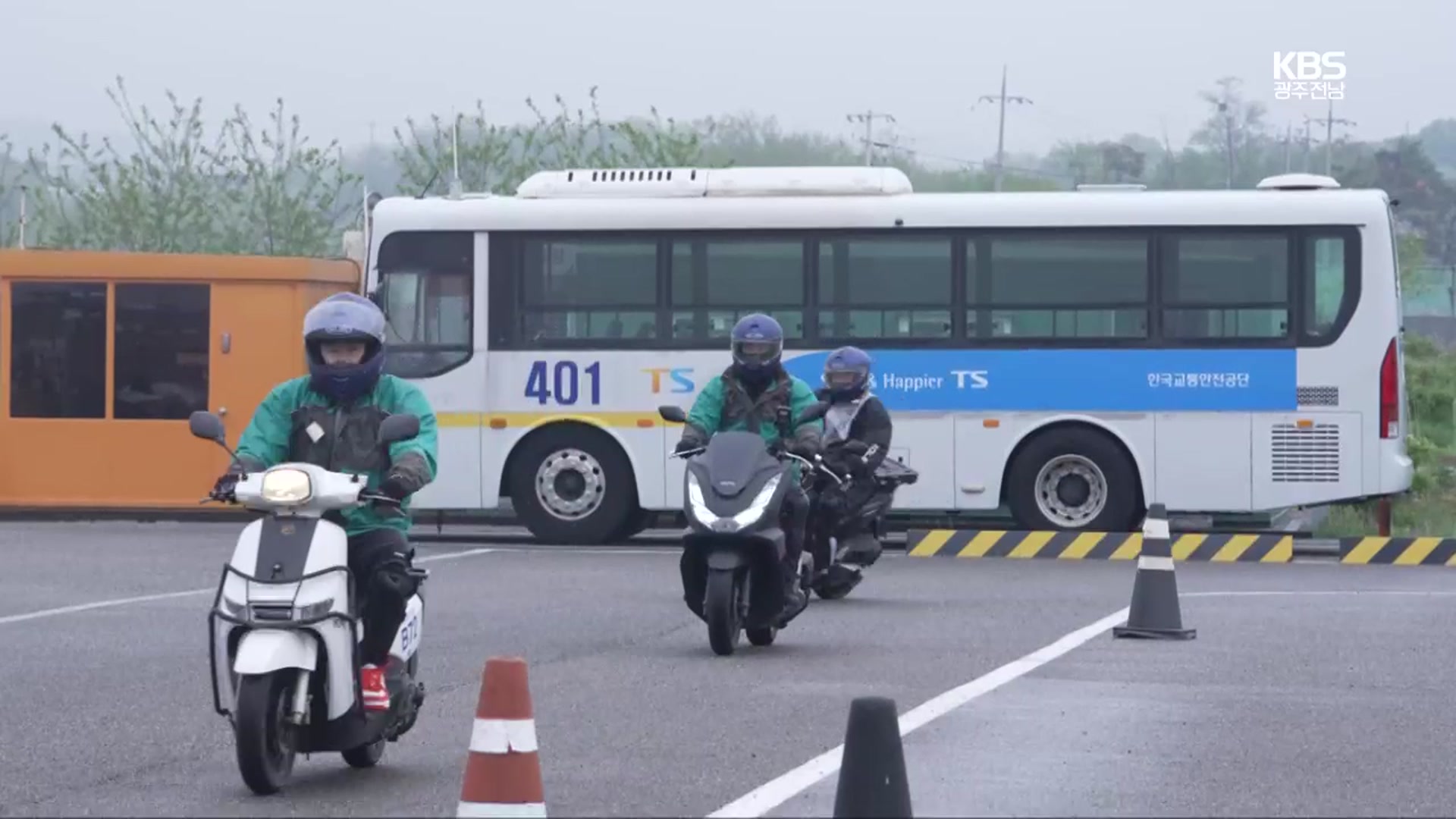 배달 경쟁 가속에 증가하는 이륜차 사고, 다 함께 안전하려면?