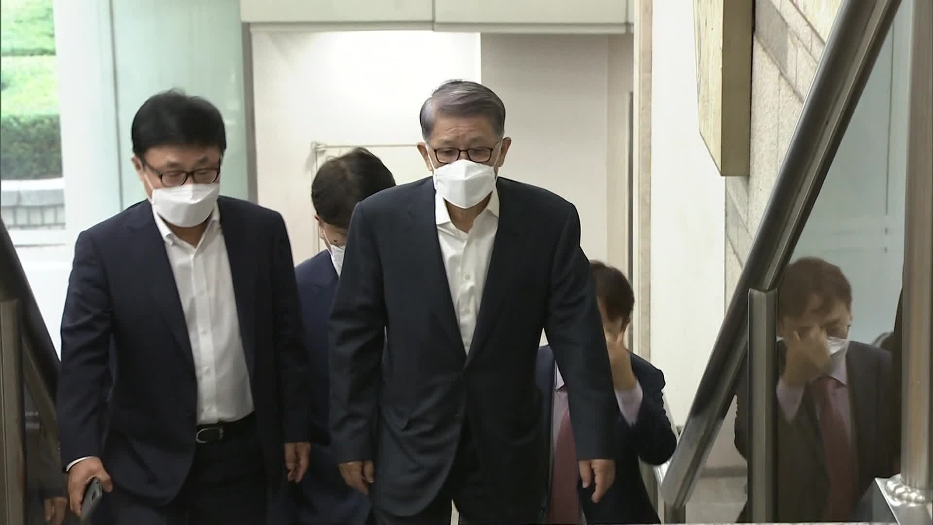 ‘회삿돈 횡령·배임’ 최신원 전 SK네트웍스 회장 ‘징역 2년 6개월’ 확정