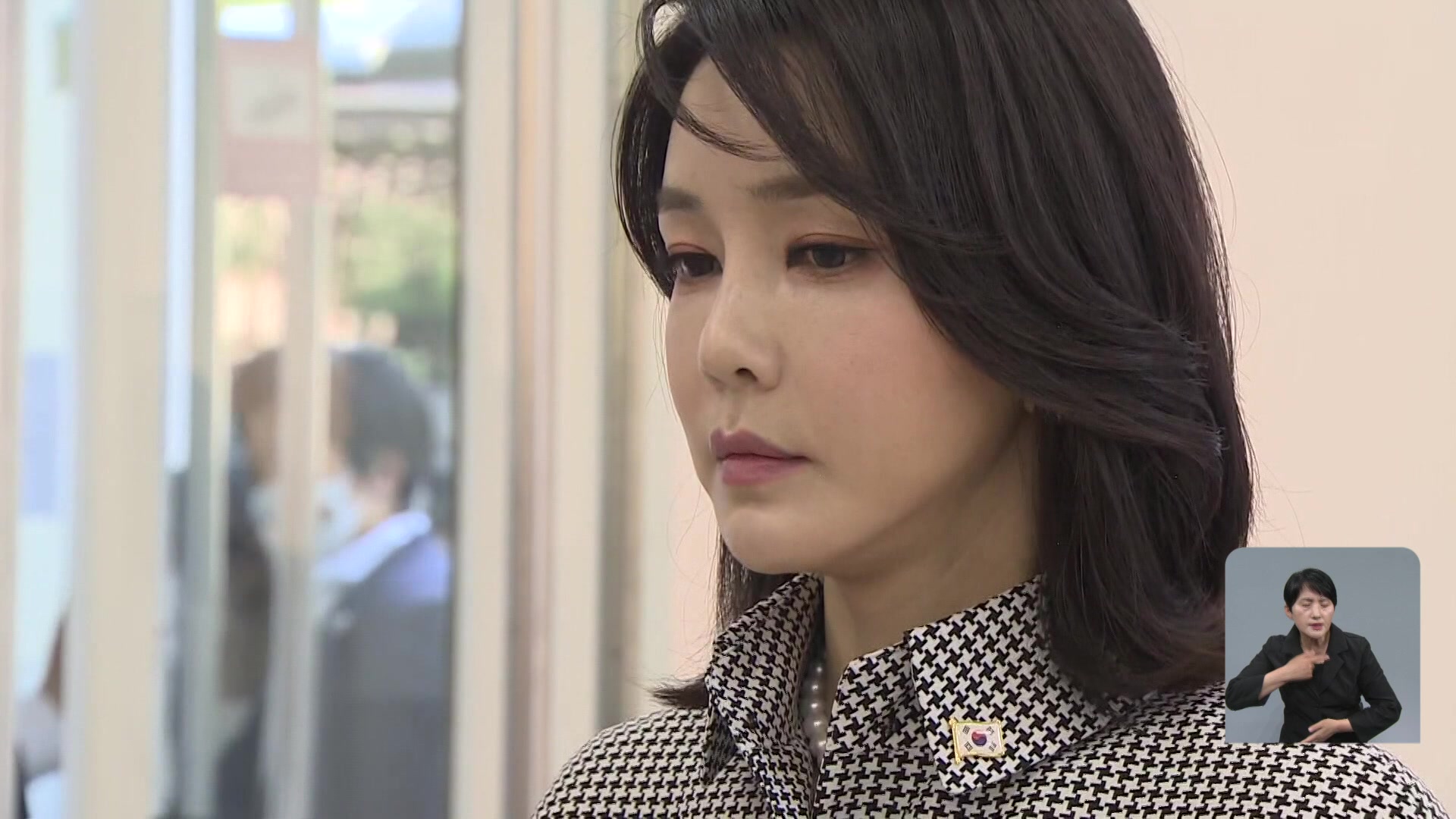 ‘통일교 샤넬백’, 김건희 수행비서가 받아…다른 제품으로 교환도
