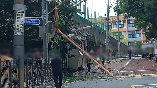 서울 서대문구서 전세버스가 전봇대 들이받아…11명 경상