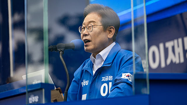 이재명, 봉하마을 찾아 노무현 전 대통령 묘역 참배
