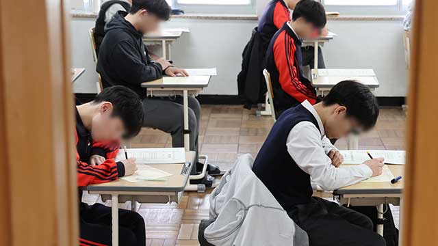 중고생, 체크카드로 연간 175만 원 사용…월 평균 15만원