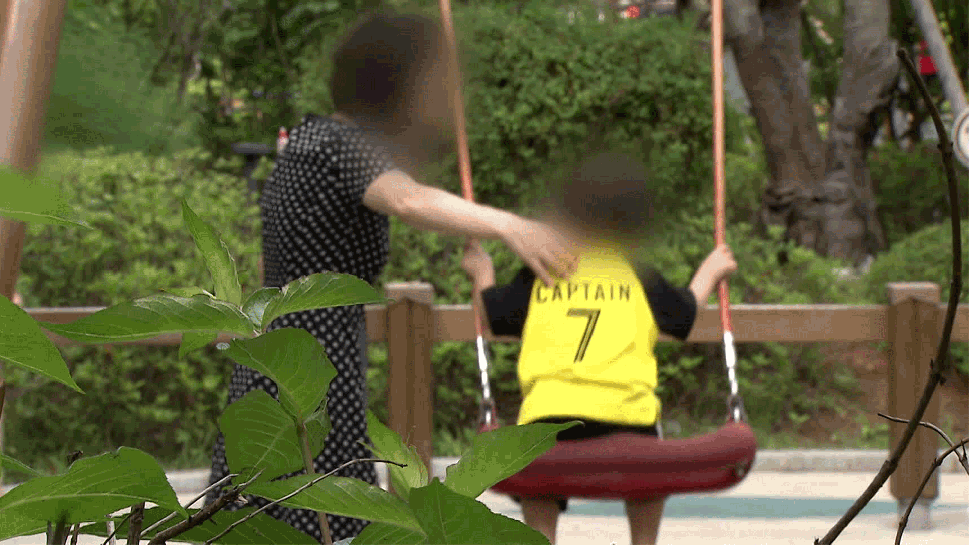 ‘황혼 육아’ 시달리는 조부모들…제도적 지원 시급