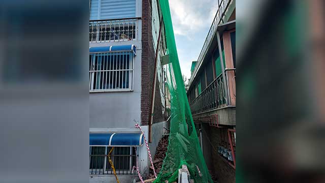 수원 장안구 다세대주택 외벽 붕괴…다친 사람 없어