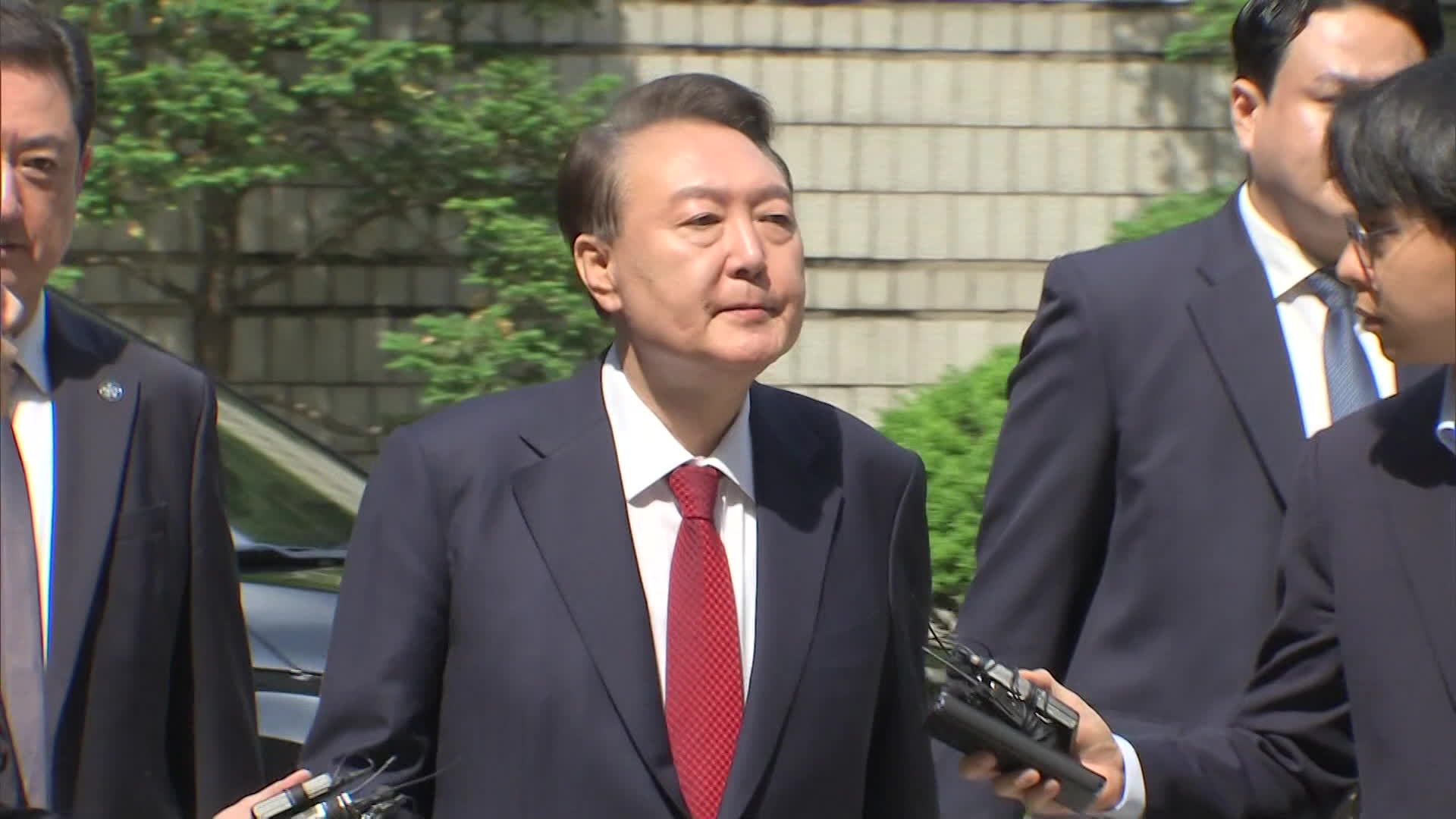 윤 전 대통령 말 없이 법정 출석…특전사 간부 “도끼로 문 부수고 들어가” 지시 받아