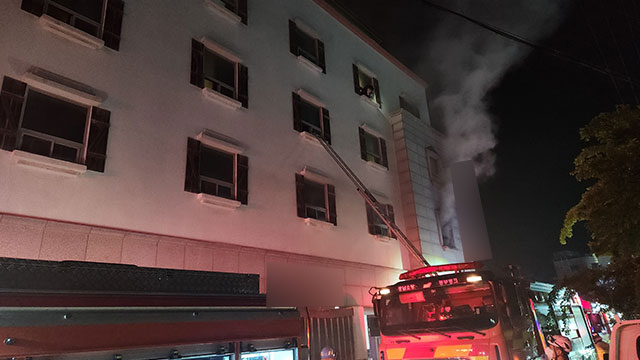 충남 서산 모텔서 화재…1명 사망·17명 연기 흡입