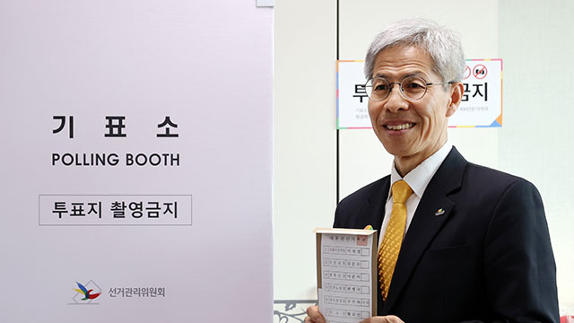 권영국 후보, 여수산단서 사전투표…“서민 삶 살필 후보 뽑는 대선되길”